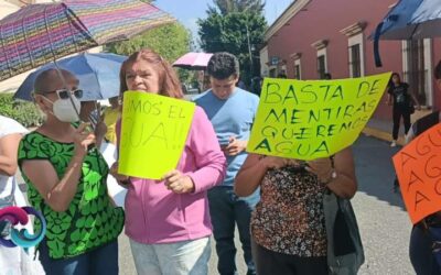 Ciudadanos de Colinas de Monte Albán bloquean a la altura de SOAPA