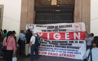 Jubilados de la S-22 bloquean Palacio de Gobierno