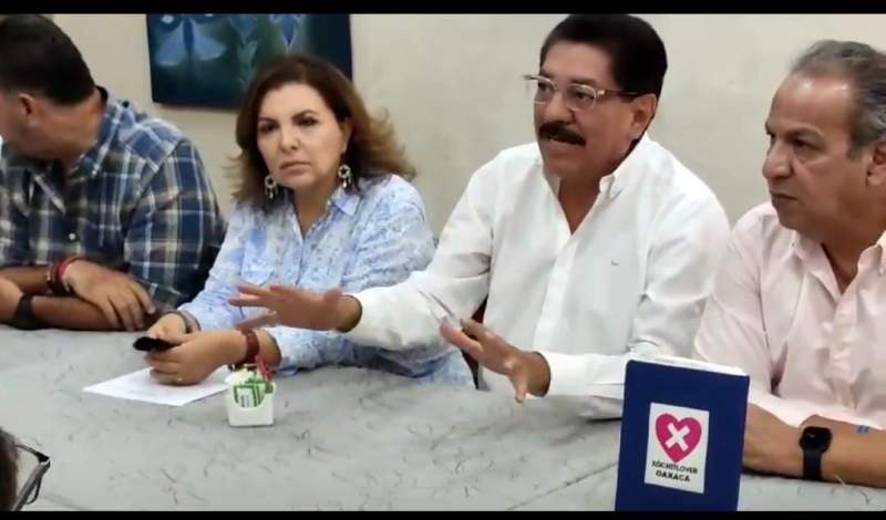 Ulises Ruiz Ortiz presenta a grupo político de apoyo a Xóchitl Gálvez