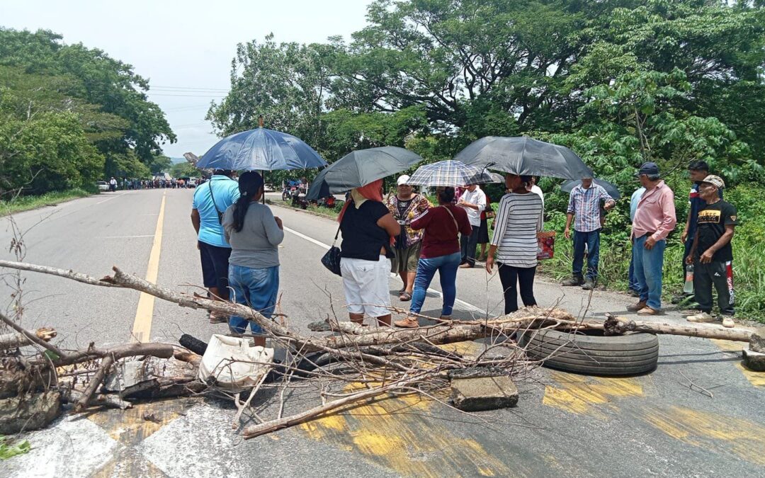 Sigue sin paso a Veracruz por bloqueo en San Juan Guichicovi