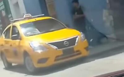 Inician procedimiento contra taxista que manejaba en sentido contrario y sobre la banqueta.