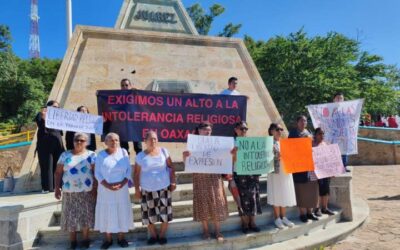 Grupos religiosos protestan cerca del auditorio Guelaguetza