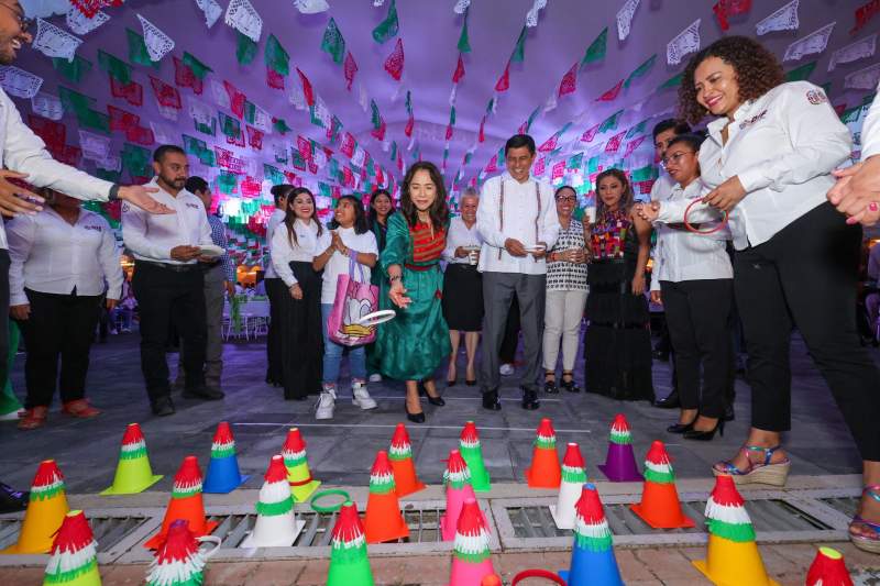 Conmemoran en el DIF Oaxaca el 214 aniversario de la Independencia de México