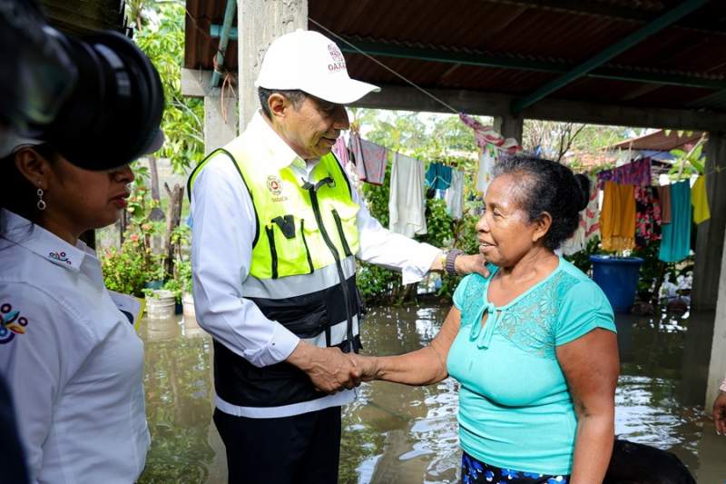 Continúa Salomón Jara recorriendo comunidades afectadas por “John”