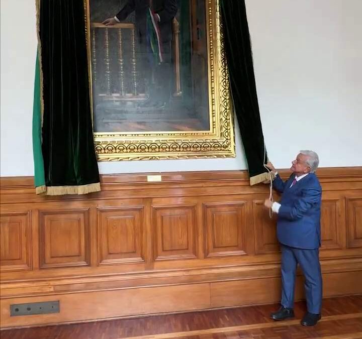 Develación de la obra con la imagen de López Obrador en palacio nacional