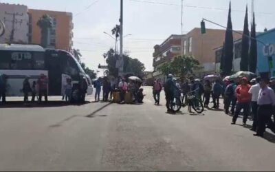 Docentes del nivel de Telesecundarias Técnicas bloquean a la altura del ADO en Oaxaca