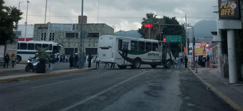 Normalistas bloquean crucero del estadio de Béisbol Eduardo Vasconcelos