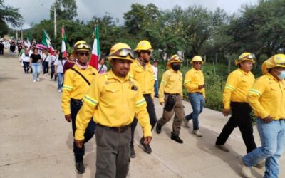 Reconocen trabajo de combatientes forestales durante desfile cívico en San Francisco Yosocuta