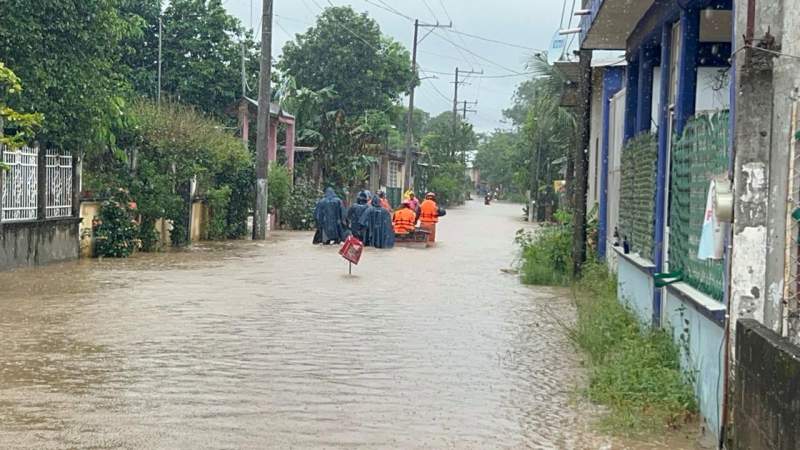 Brindan apoyo a habitantes en San Juan Bautista Tuxtepec por inundaciones