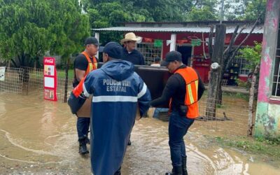 Evacuan a habitantes afectados por desbordamiento del arroyo San Jacinto, en Tuxtepec