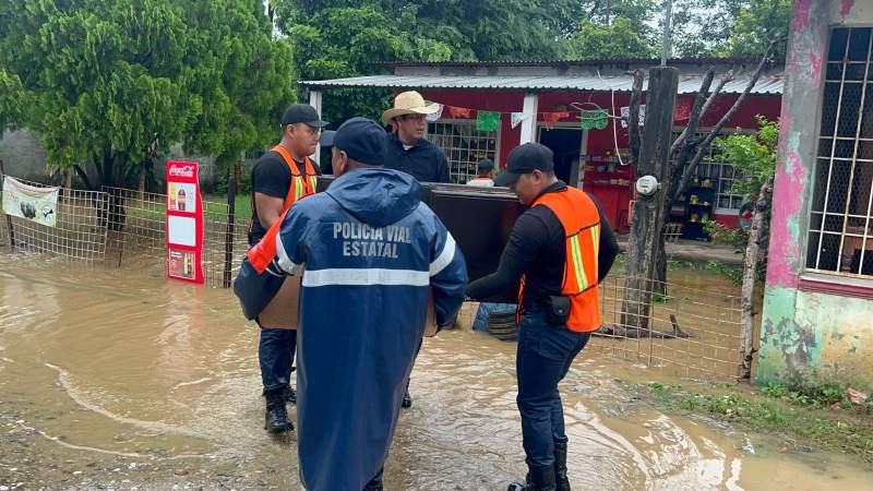 Evacuan a habitantes afectados por desbordamiento del arroyo San Jacinto, en Tuxtepec