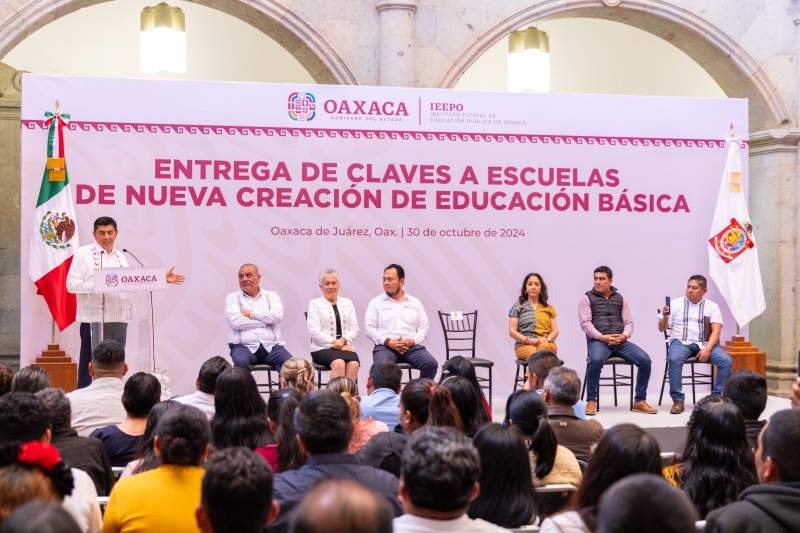 Gobierno de Oaxaca entrega 40 claves escolares para garantizar educación de calidad