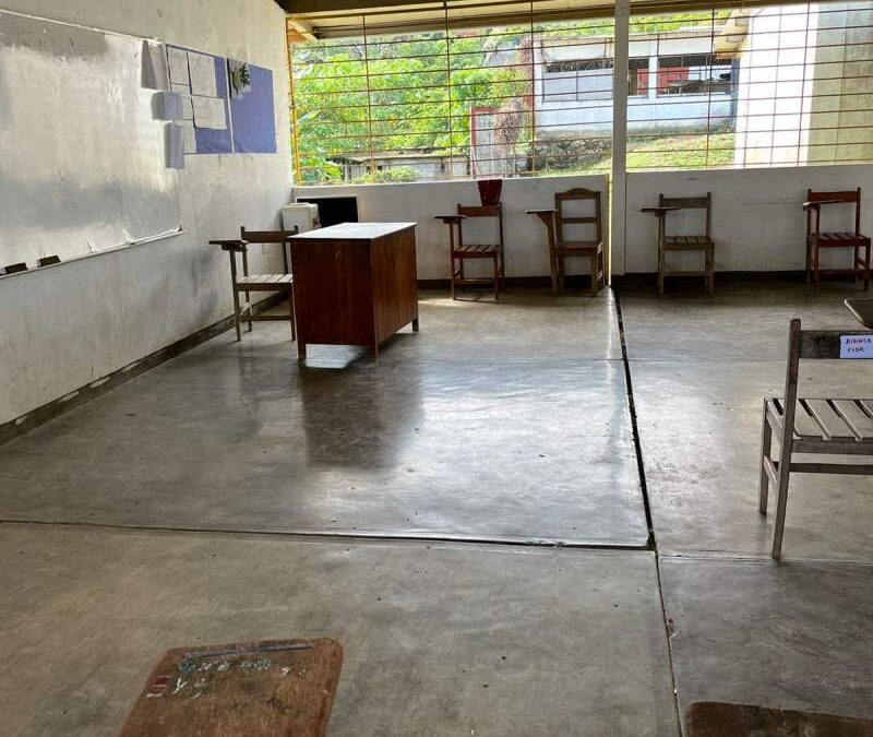 Regresan a clases en Jalapa de Díaz, pero lo hacen fuera de aulas