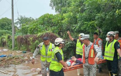 Rescata Policía Estatal a familia damnificada por desbordamiento del río Los Perros, en el Istmo