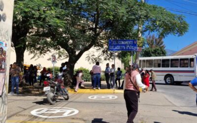 Bloquean padres de familia calle de Crespo