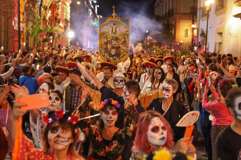 Color, tradición y calaveras inundan las calles con la Comparsa del Día de Muertos