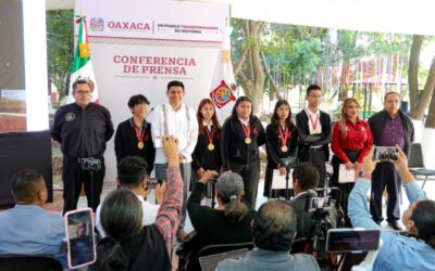 Reconoce Salomón Jara a bachilleres ganadores de medallas en el concurso internacional Infomatrix 2024