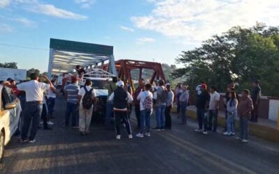 Cierran padres de familia el puente de Fierro en Tehuantepec
