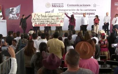 En evento presidencial saxofonista, burla la seguridad y protesta