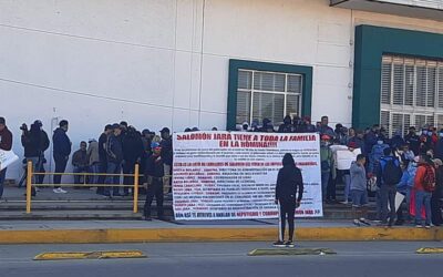 Grupos se manifiestan frente al centro de convenciones