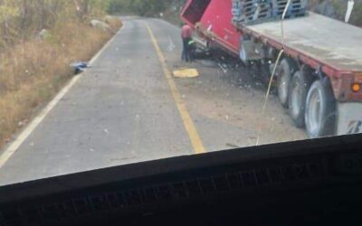 Solo daños materiales deja accidente de tráiler en el tramo Salina Cruz – Huatulco