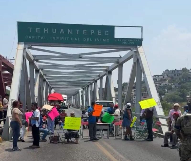Sigue cerrado el paso en Tehuantepec