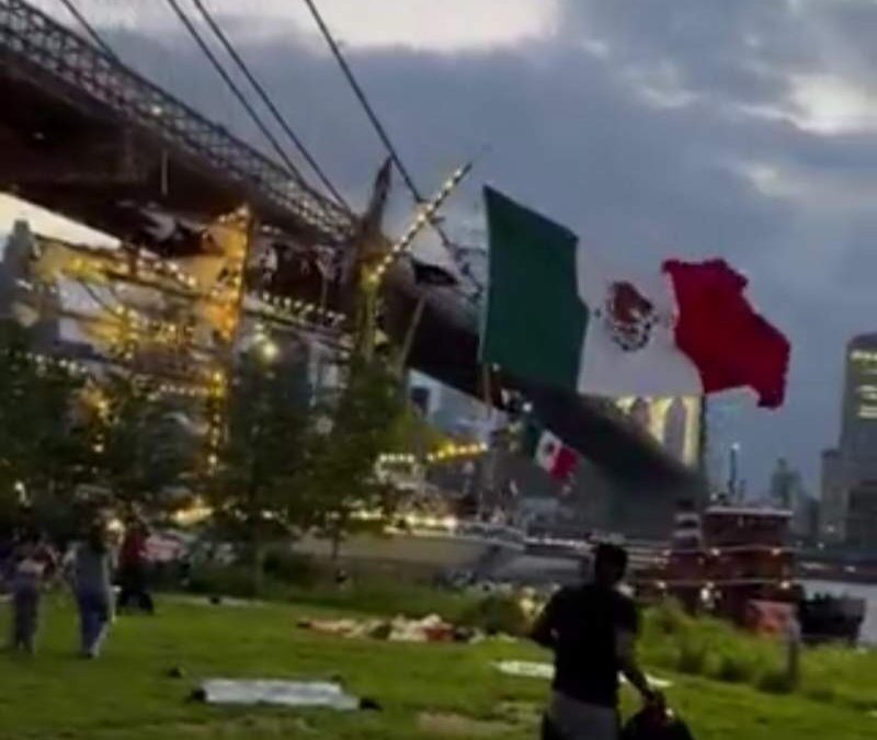 Buque mexicano Cuauhtémoc choca contra el Puente de Brooklyn: dos personas gravemente lesionadas