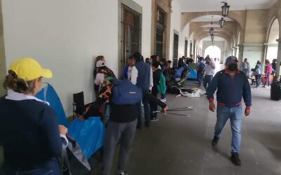 Cierran ex burócratas en Palacio de Gobierno