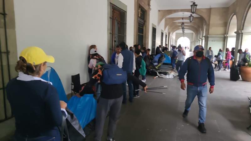 Cierran ex burócratas en Palacio de Gobierno