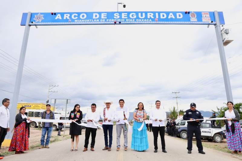 Inaugura Salomón Jara arco de seguridad en Miahuatlán de Porfirio Díaz
