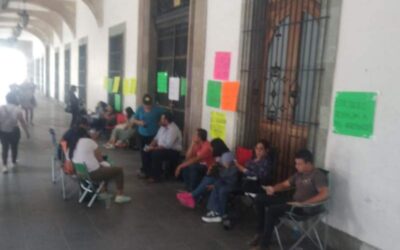 Llegan ex burócratas al Palacio de Gobierno