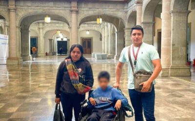 Entrega DIF Oaxaca silla de ruedas a adolescente de Santa María Pápalo