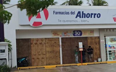 Protegen comercios en Puerto Escondido ante llegada de Huracán Erick