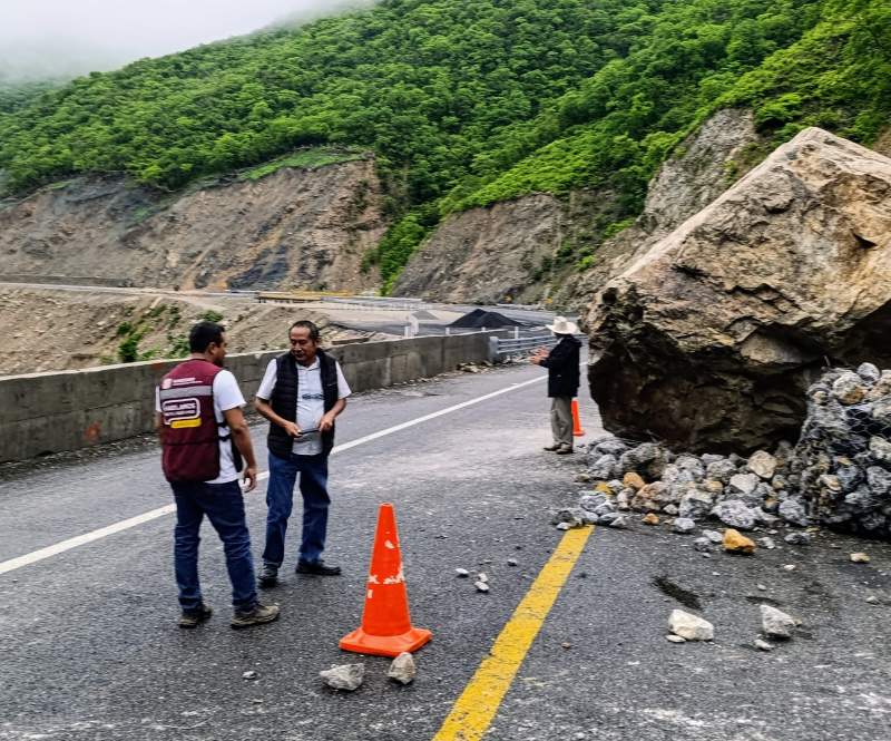 Sin interrupciones, continúan trabajos para rehabilitación del paso en autopista Mitla-Tehuantepec: Sego