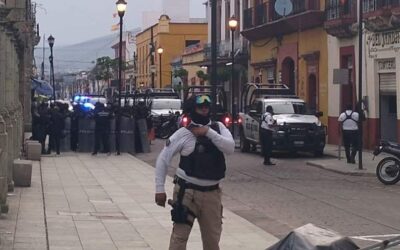 Tras amago de desalojo, ex burócratas dejan el Palacio de Gobierno