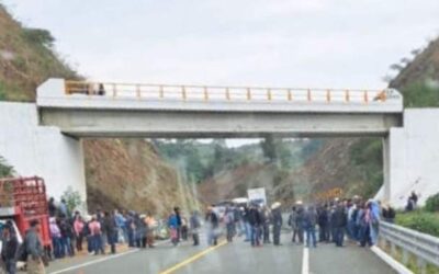 Bloquean paso en la autopista Oaxaca – Costa