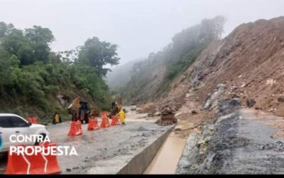 Varias unidades están varadas en el entronque a las autopistas Barranca Larga – Ventanilla y la Mitla – Tehuantepec