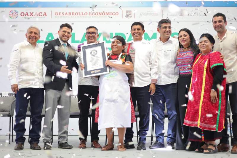 Rompe Oaxaca Récord Guinness con la línea de tlayuda más grande del mundo