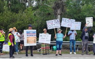Trump visita centro de migrantes en humedal de Florida en medio de burlas sobre caimanes