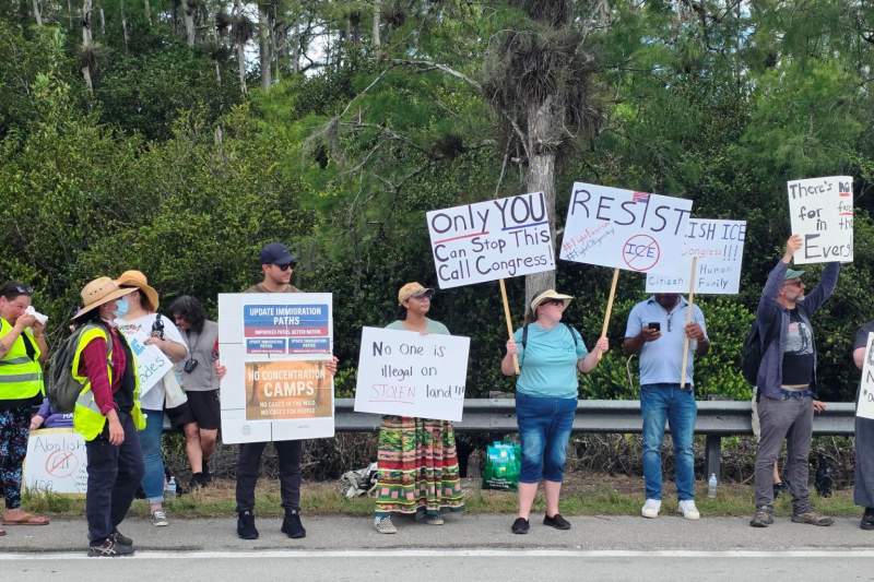 Trump visita centro de migrantes en humedal de Florida en medio de burlas sobre caimanes