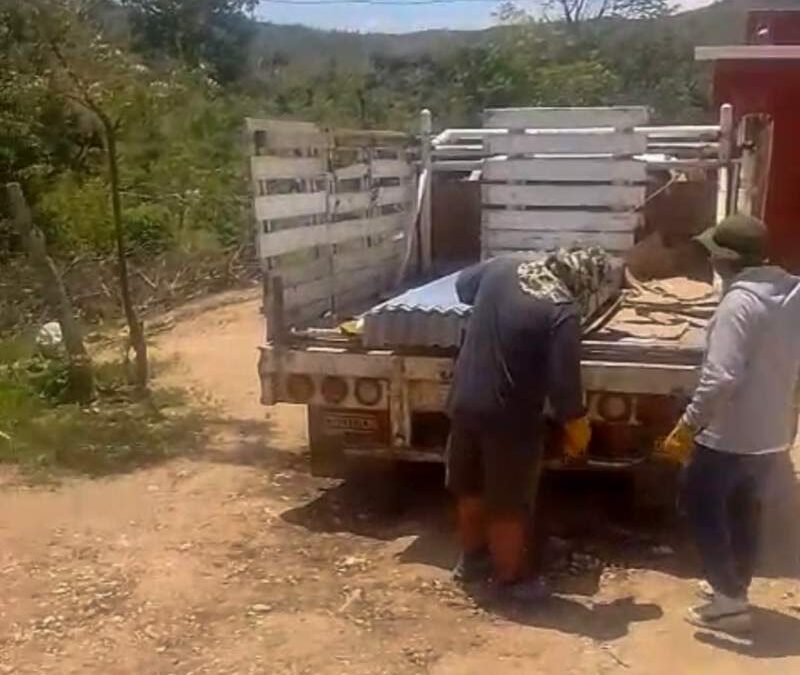 Continúa la ayuda en la Costa; Ceabien entrega más de mil láminas a familias damnificadas por el huracán Erick