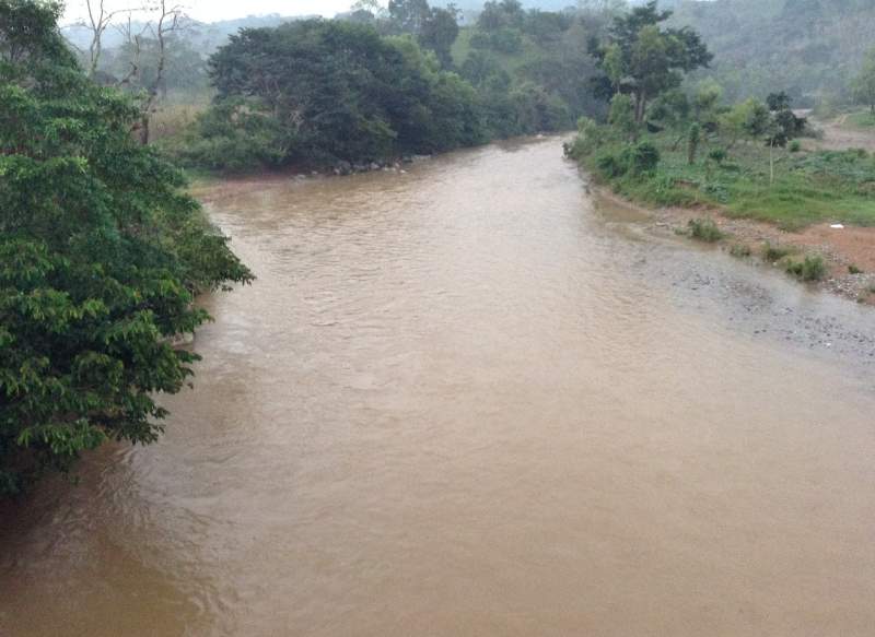 Reporta Protección Civil búsqueda de joven arrastrado por río en San Juan Lalana