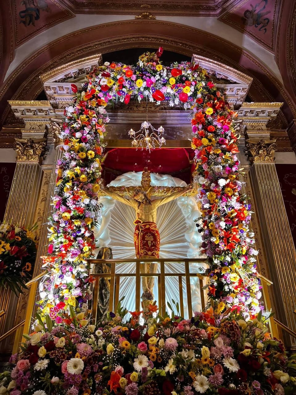 Hoy la grey católica celebra al Señor del Rayo, su imagen se encuentra en la catedral del Estado ubicada en el zócalo de #Oaxaca en donde se realizarán actos liturgicos en su honor así como la quema de un castillo de pirotecnia al exterior del templo
