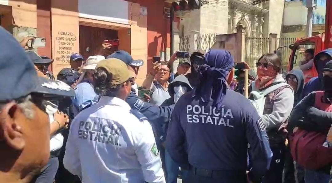 Emplaza policía estatal a normalistas, deben retirar bloqueos