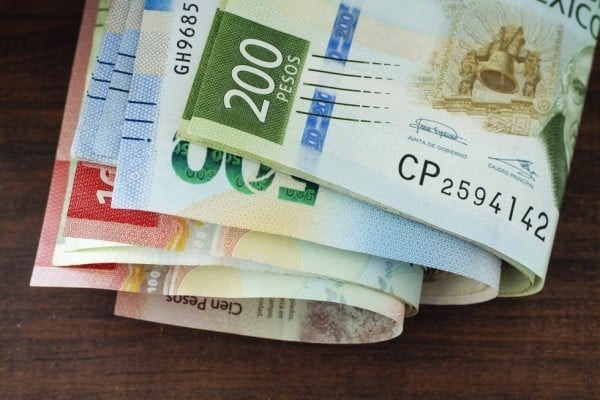 Endurece ABM transferencias bancarias internacionales Los bancos mexicanos adoptarán una serie de medidas "muy fuertes" para prevenir que usen el sistema financiero para actividades ilícitas, por lo que a partir de ahora las transferencias internacionales únicamente podrán ser realizadas o recibidas entre cuentahabientes. La Asociación de Bancos de México (ABM) anunció que para las personas morales, dicha medida entrará de inmediato y para las personas físicas, a partir del 30 de junio de 2027. “El Comité de la ABM aprobó adoptar recomendaciones para fortalecer nuestra capacidad de prevención de lavado de dinero y combate al financiamiento de actividades ilícitas con medidas contundentes, fuertes y que van más allá del marco regulatorio para poder asegurar la estabilidad y la probidad del sistema bancario mexicano, y garantizar que el sistema bancario está mejor protegido para evitar que por vías de nuestro sistema se conduzcan actividades ilícitas. "(La medida para las transferencias internacionales) es muy importante porque un cuentahabiente de un banco tiene que pasar por un proceso de selección, un proceso de registro que está muy bien regulado y eso hace que tengamos la posibilidad y esta regulación de poder asegurar que los que envían o reciben transferencias internacionales están perfectamente identificados por cada uno de los bancos", indicó Emilio Romano, presidente de la ABM, en conferencia de prensa. Además, se recomendará a los bancos que a partir del 1 de julio de 2026, se identifique a las personas que depositan y retiran dinero en efectivo a partir de 140 mil pesos, con un documento oficial y mínimo un dato biométrico, y también que todos los depósitos en cuentas concentradoras de bancos y entidades financieras sean referenciados "Esto también va más allá de la regulación, se busca no solamente evitar actividades ilícitas, sino también ayudar a digitalizar la economía y combatir el excesivo uso de efectivo que también se puede utilizar en actividades ilícitas", añadió Romano. La ABM dijo que se elaborarán mejores prácticas en materia de prevención de lavado de dinero y combate al financiamiento de actividades ilícitas para cerrar la brecha entre la regulación estadounidense y la mexicana, lo cual incluye la elaboración y distribución de reportes sobre tipologías de delitos para prevención de lavado de dinero. "Los bancos nos estamos sumando a una plataforma tecnológica que nos va a permitir intercambiar información casi en tiempo real de cualquier fenómeno que tenga que ser atacado para poderlo hacer de manera oportuna y esto nos pone a la vanguardia, no solamente en México, yo les diría que a nivel internacional", finalizó.