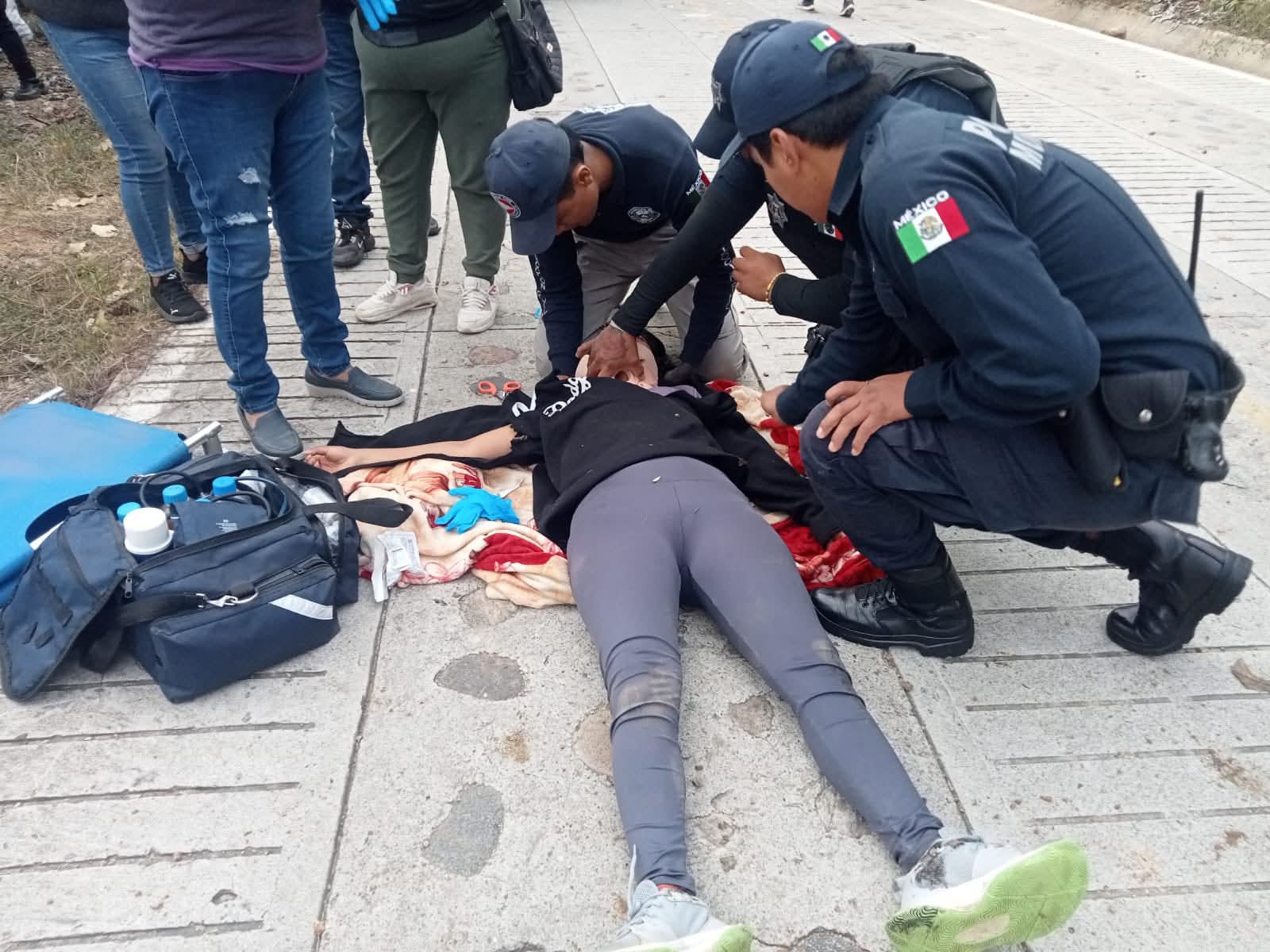 ÚLTIMA HORA Autobús vuelca y se va a un barranco sobre la carretera que comunica Santa María Peñoles y San Felipe Tejalápam, Etla. Unidades de emergencia atienden a los lesionados y los trasladan a hospitales de la zona #Oaxaca