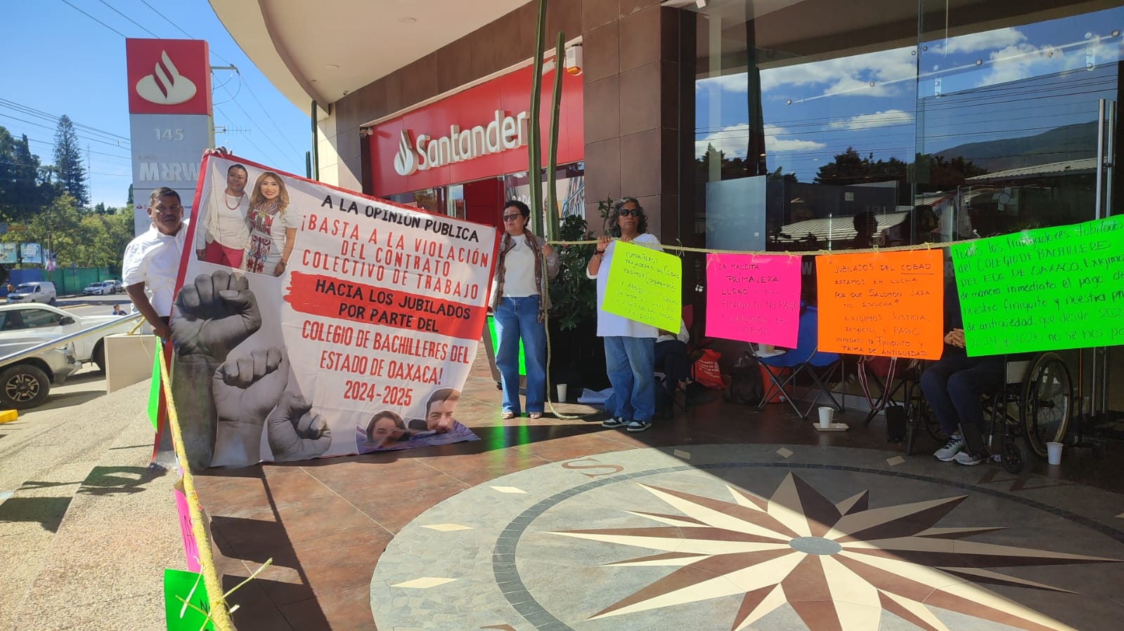 Jubilados del COBAO toman oficinas