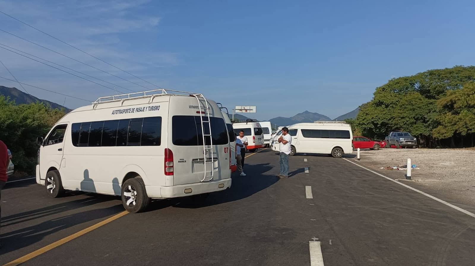 Con paro y bloqueo transportistas de Tehuantepec exigen atención del Gobierno Federal