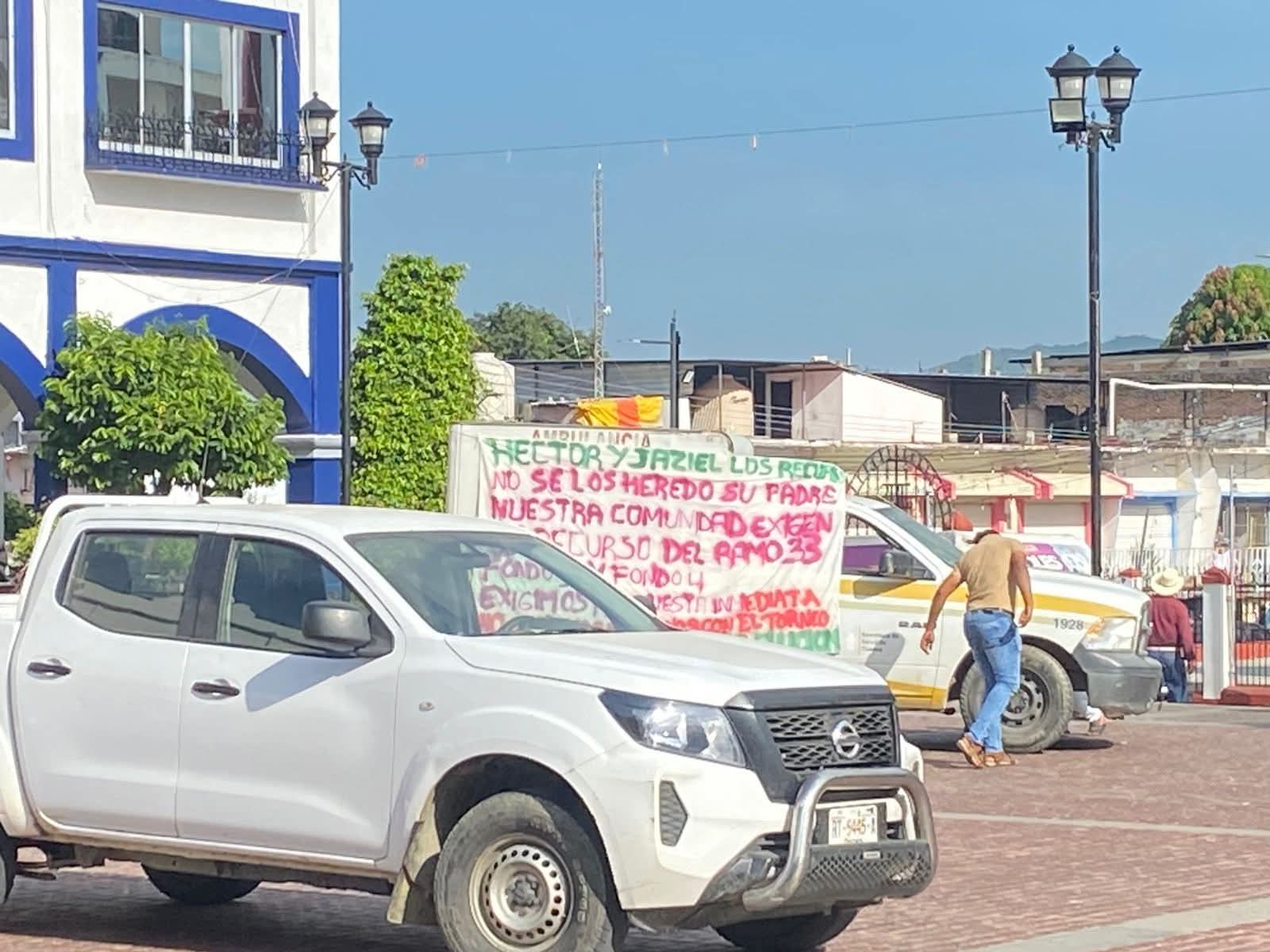 Mantienen habitantes de Pinotepa, tomado el municipio