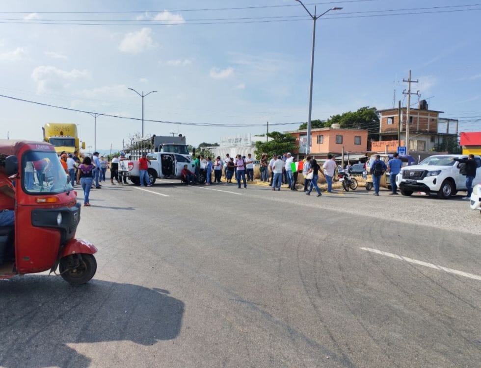 Agremiados de la Sección 22 del SNTE protestan en el Hospital del ISSSTE del Istmo; exigen la destitución del Director de la institución por presunta negligencia